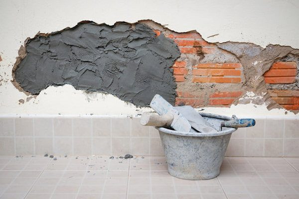 repairing-wall-with-mortar